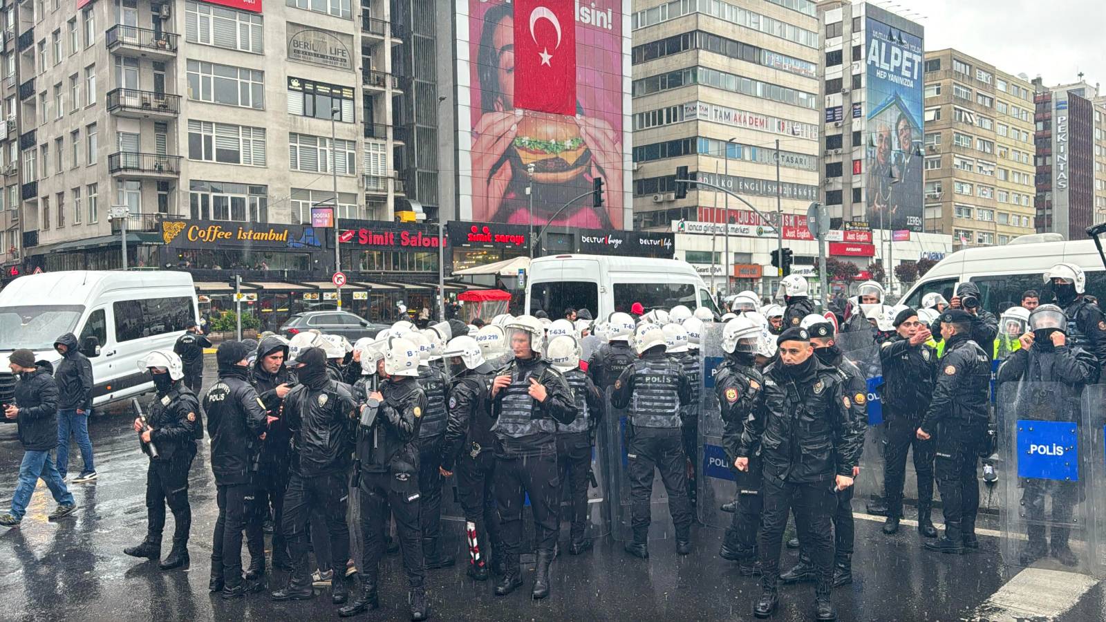17 искания за арест при задържания за 1 май