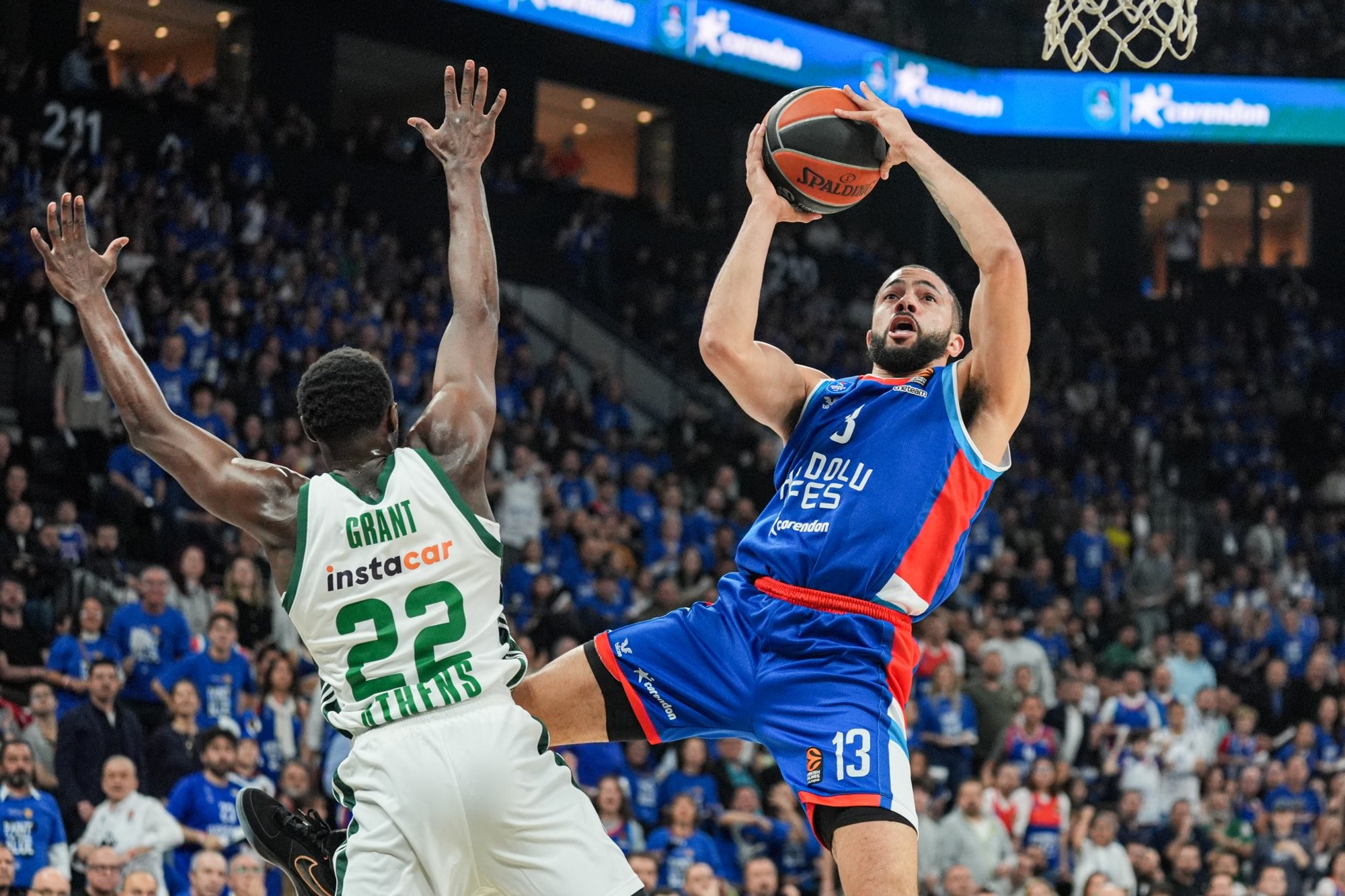 Anadolu Efes побеждава Panathinaikos и вкарва серията в последния мач