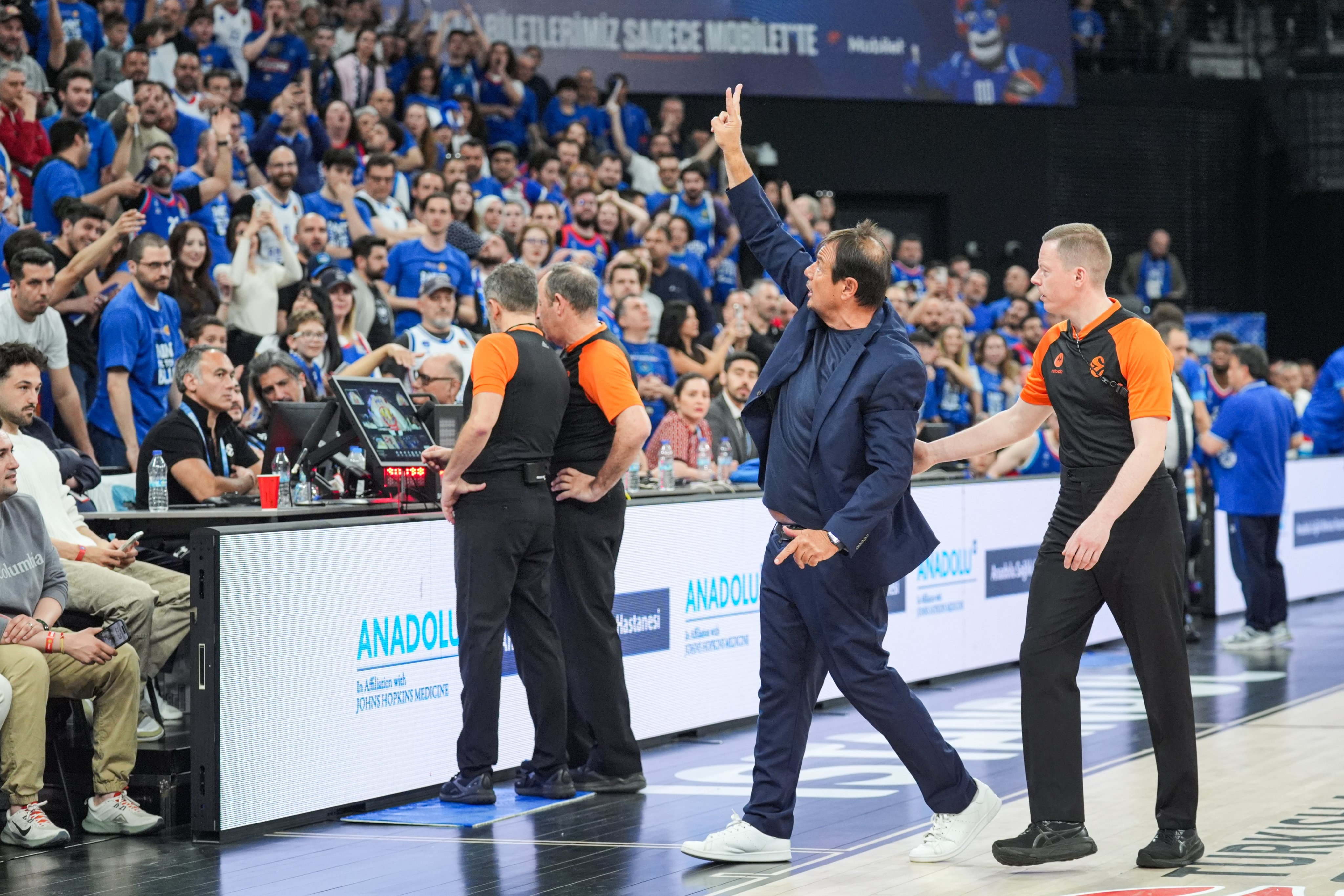Напрежение между феновете на Ергин Атаман и Anadolu Efes