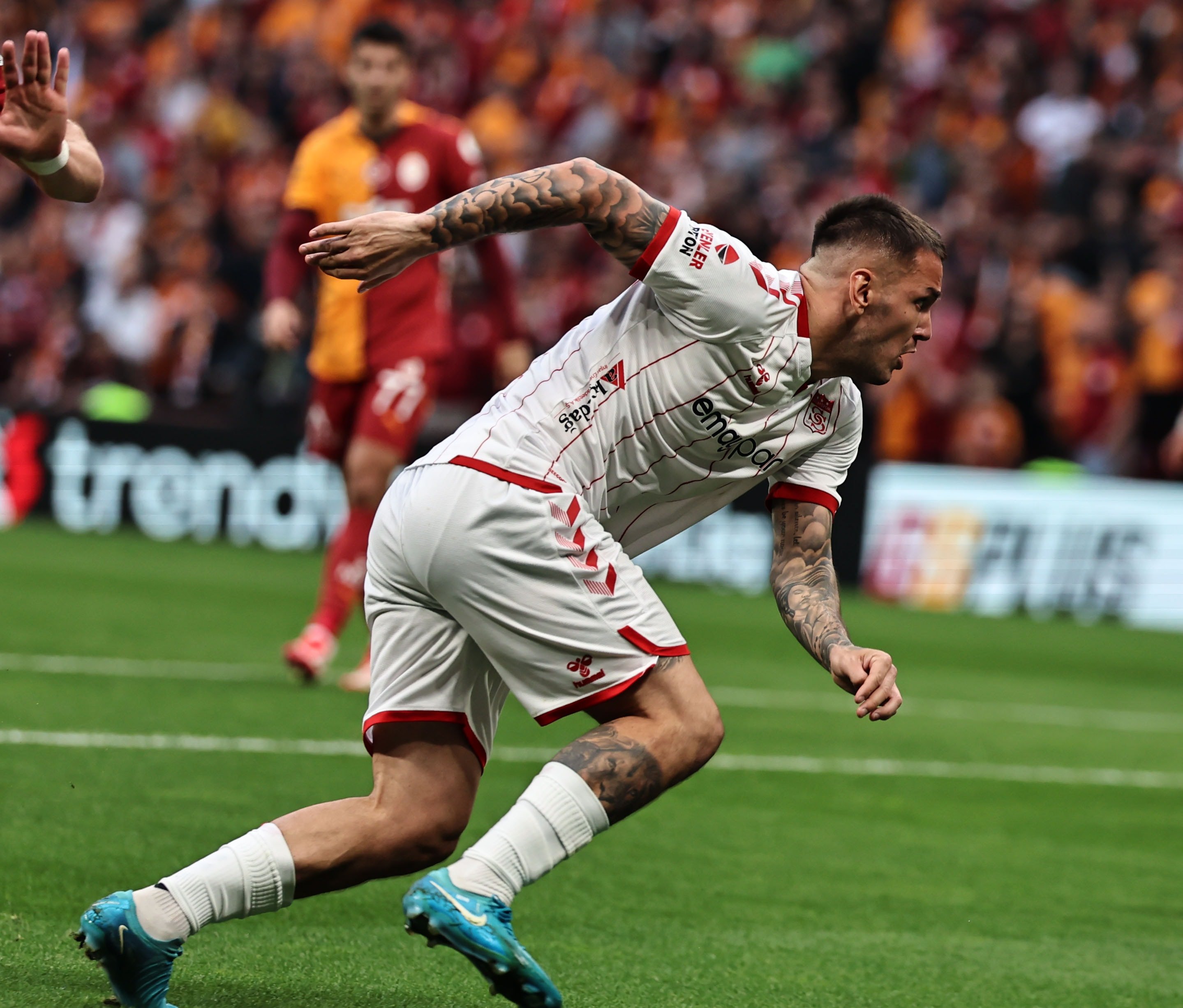 Феновете на Galatasaray протестират срещу Manaj