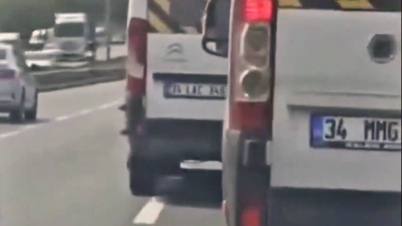 Опасни картини в движението в Истанбул: Училищни автобуси се завъртяха един пред друг; тези моменти са заснети с камера
