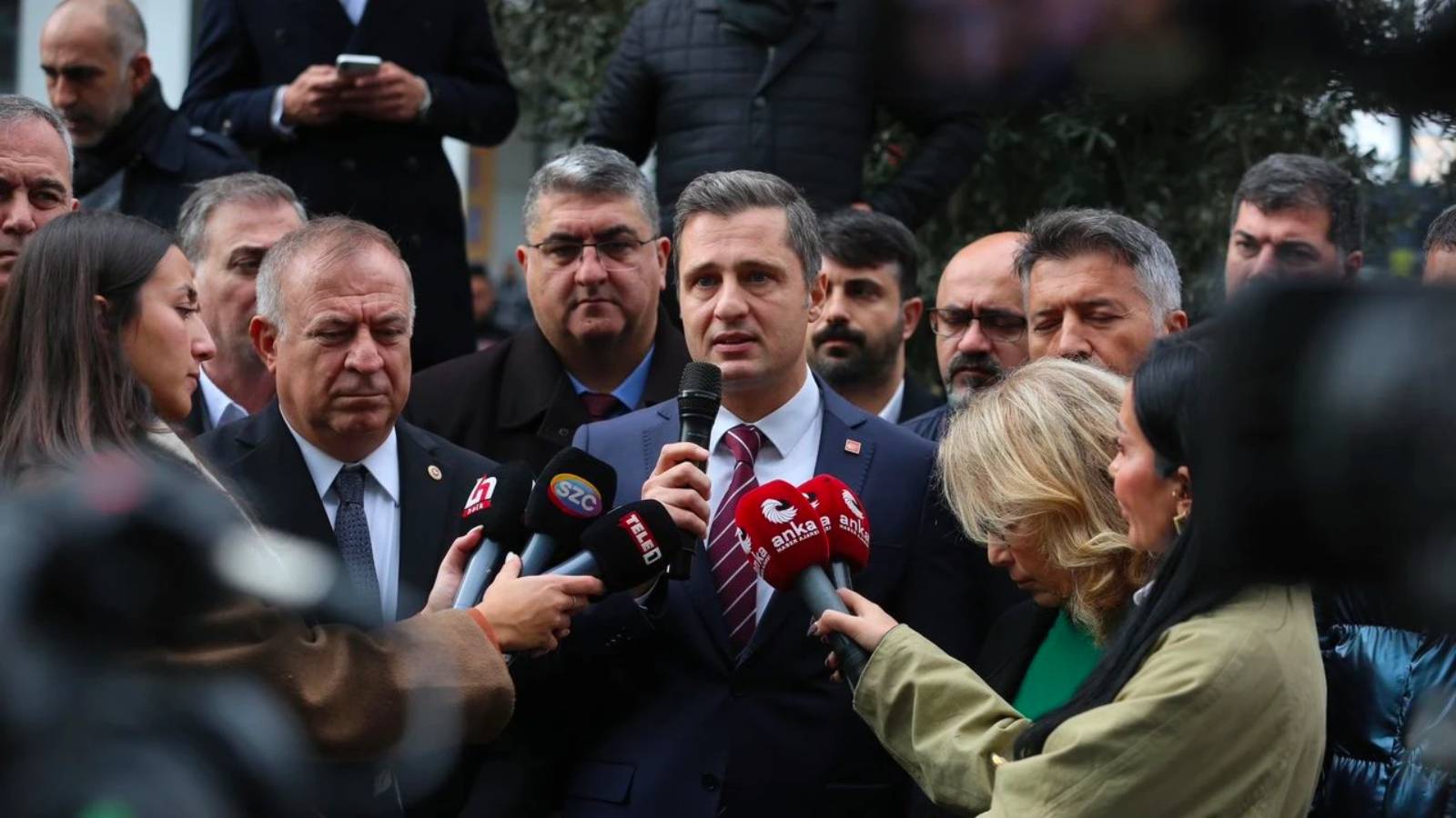 Говорителят на CHP реагира на министър Йерликая относно автобусите: Имате ли събрание в длъжностната си характеристика?