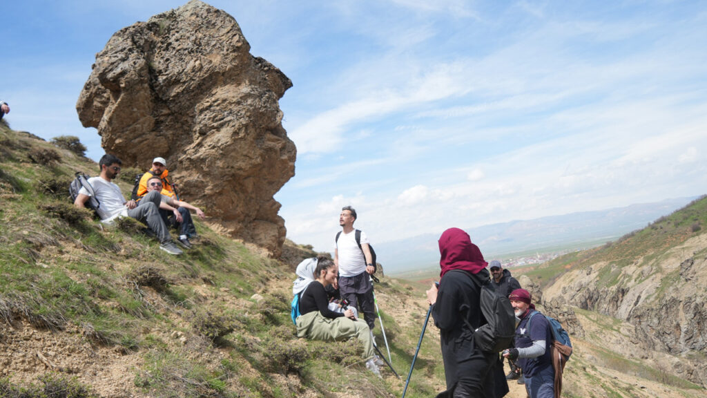 Тя е като човешка глава! Посетителите се стичат! Хората се състезават помежду си да правят снимки