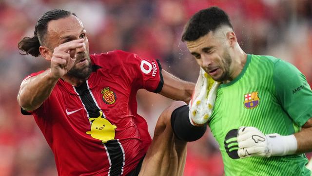 Vedat Muriqi свали вратаря на Барселона на земята! Силна реакция на съдията