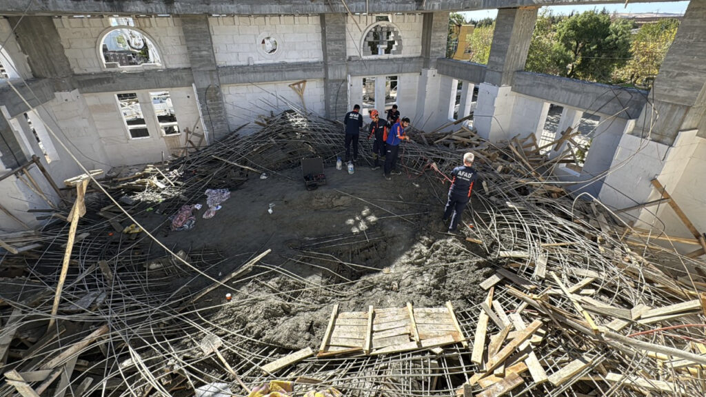 В строяща се джамия в Адияман е имало срутване: Шестима души, затрупани под развалините, бяха спасени