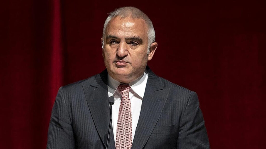 Министър Ерсой поздравява победителите в конкурса „Голямата награда на президента за култура и изкуство“