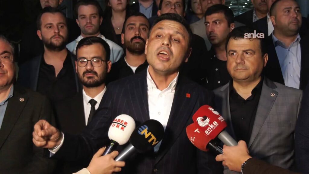 Челик реагира на съветниците, които бяха избрани от листите на CHP и подадоха оставка: Това безчестие ще ви съпътства цял живот