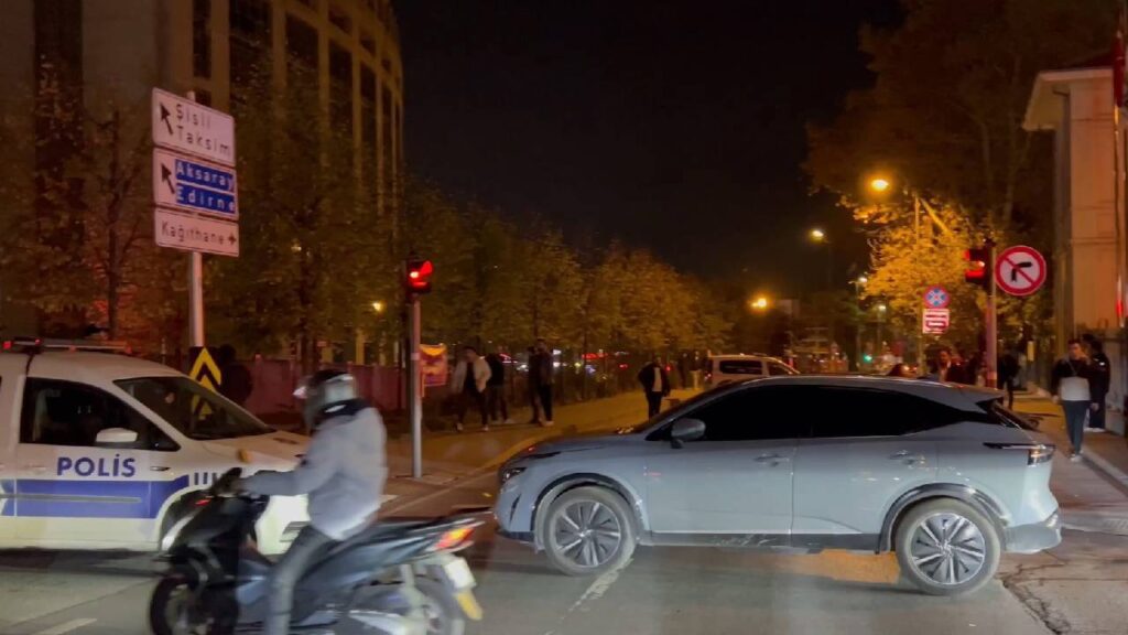 Депутат от CHP Акдоган: Полицаи блокираха автобус на CHP, пътуващ от Анкара за Чаглаян