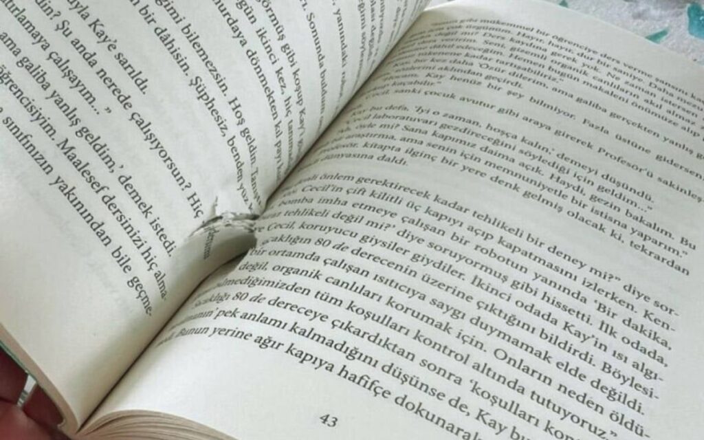 На Панаира на книгата в Измир е поставен куршум в книгата „Произход на видовете