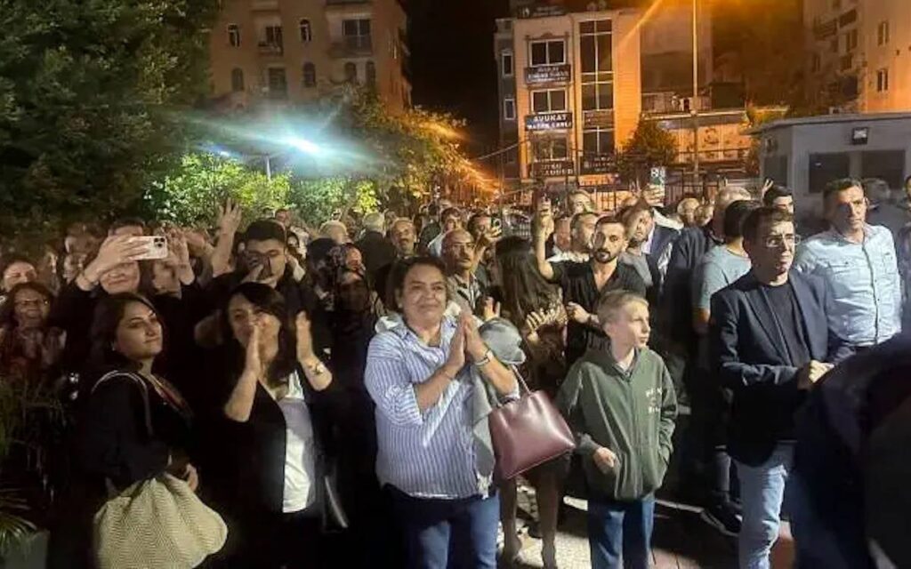 Задържаните съкметове на общините Мерсин и Акдениз са освободени