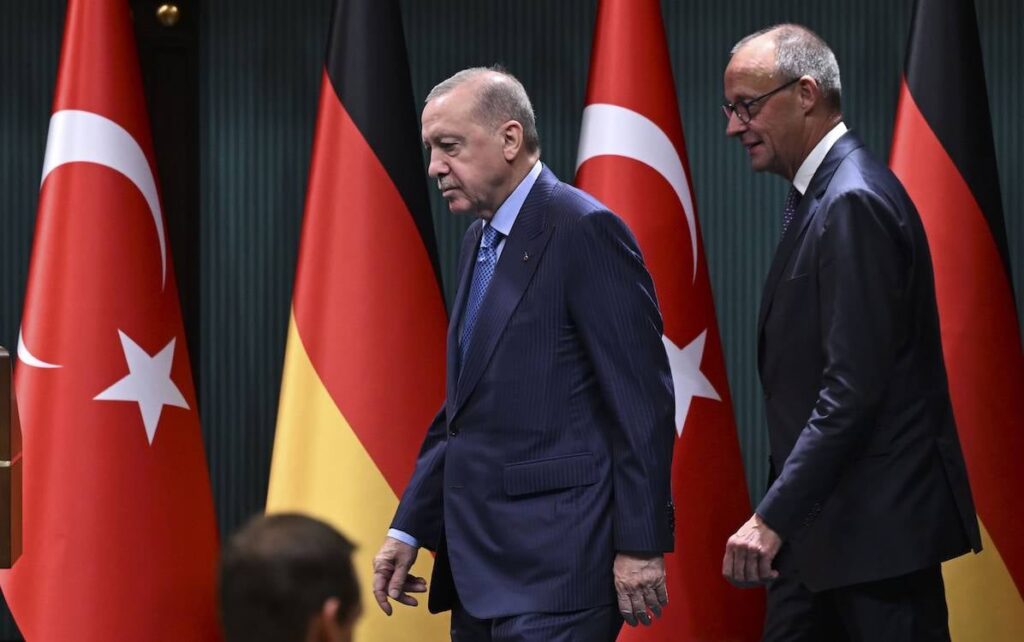 Пари и оръжия