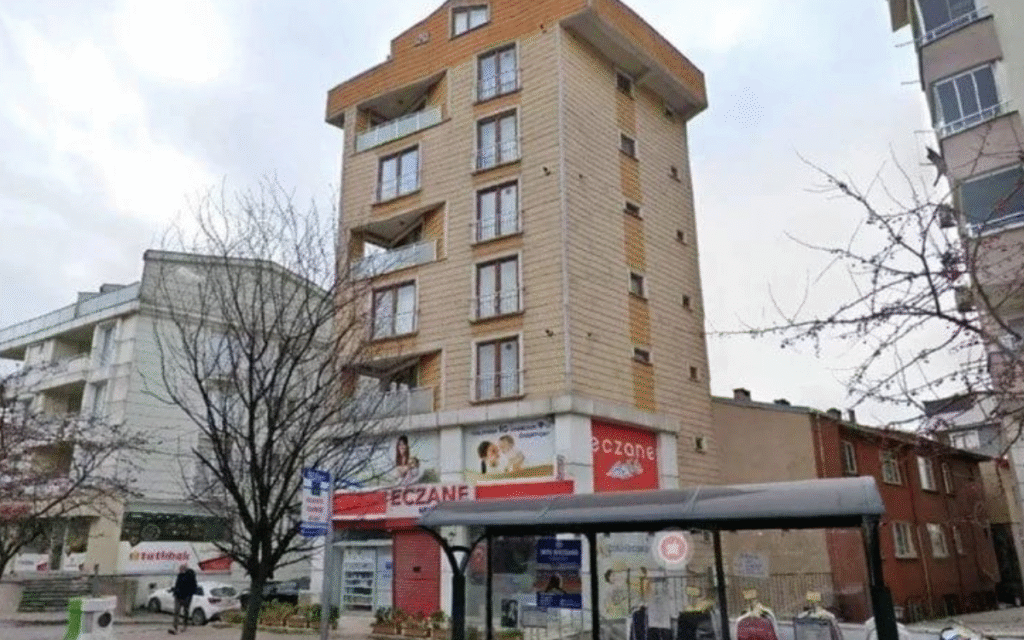 Собственикът на аптеката в срутената сграда: Снимах срутването