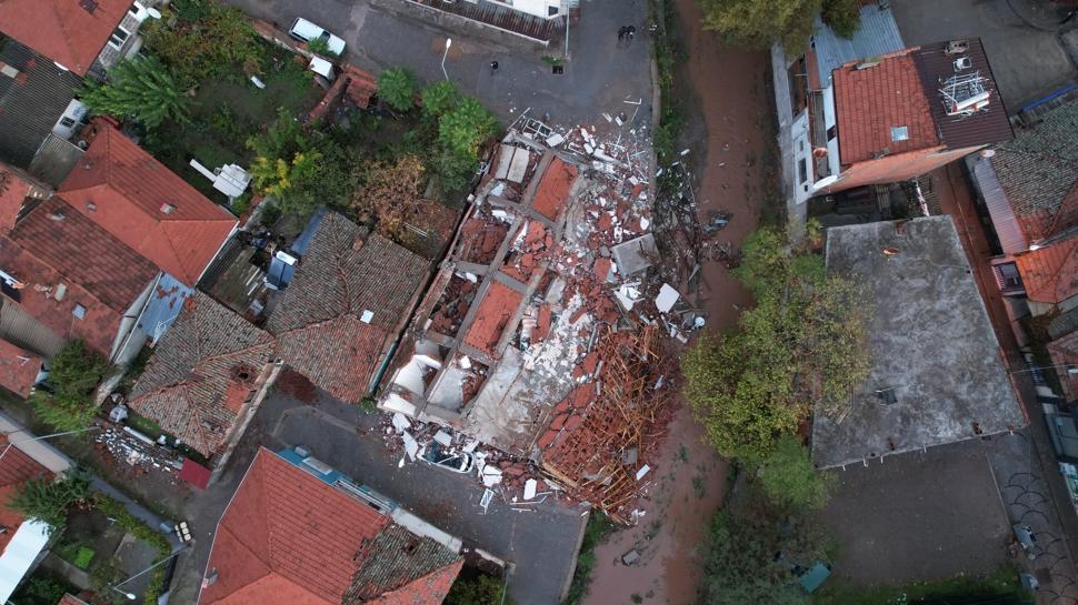 След земетресението с магнитуд 6,1 по Рихтер… Продължават работите по контролирано разрушаване на сгради в Синдирджи