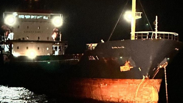 Кораб за сухи товари се разбива в Дарданелите