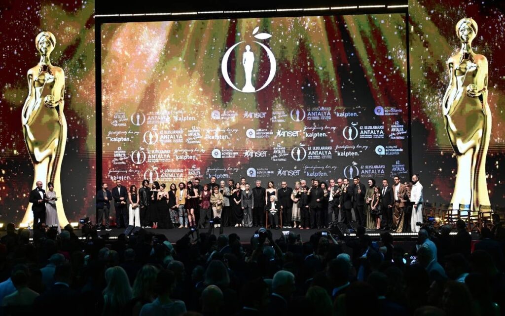 Солидарност с Мухитин Бьок и речта на Билге Шен се откроиха на „Златния портокал