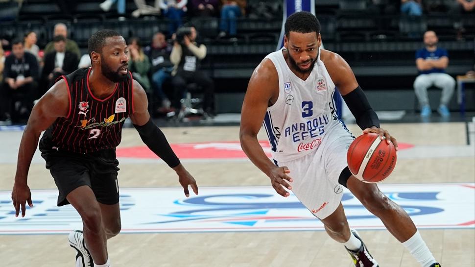Anadolu Efes победи Manisa Basket с 32 точки