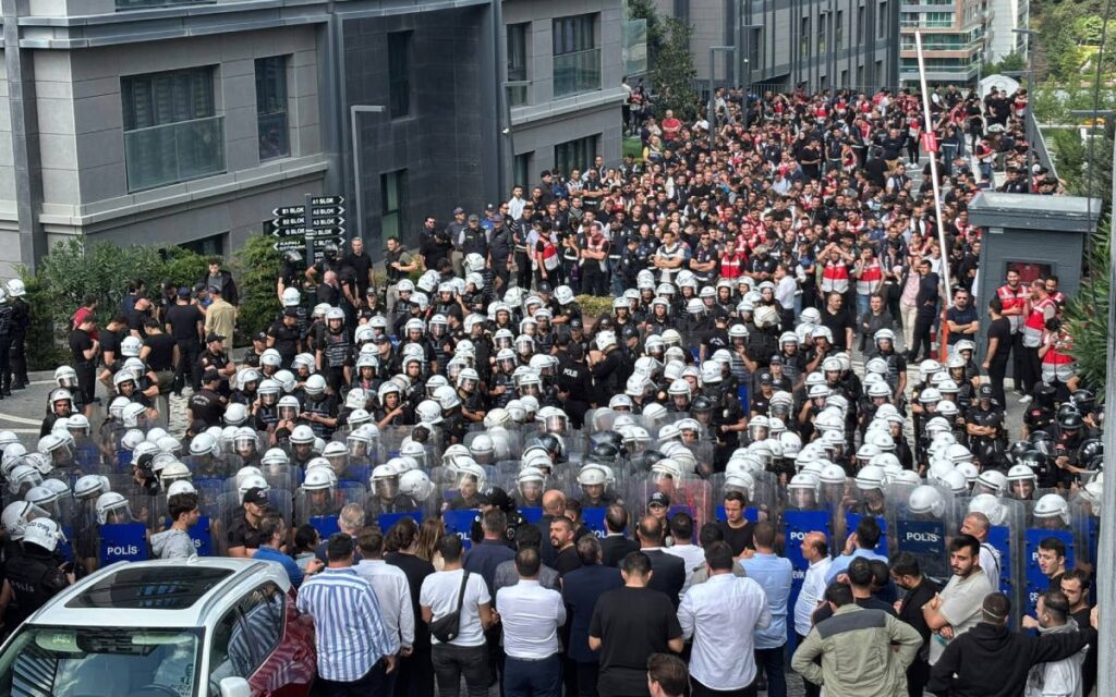CHP’ye kayyım tepkisi davası: 3 kişi hakkında tahliye kararı