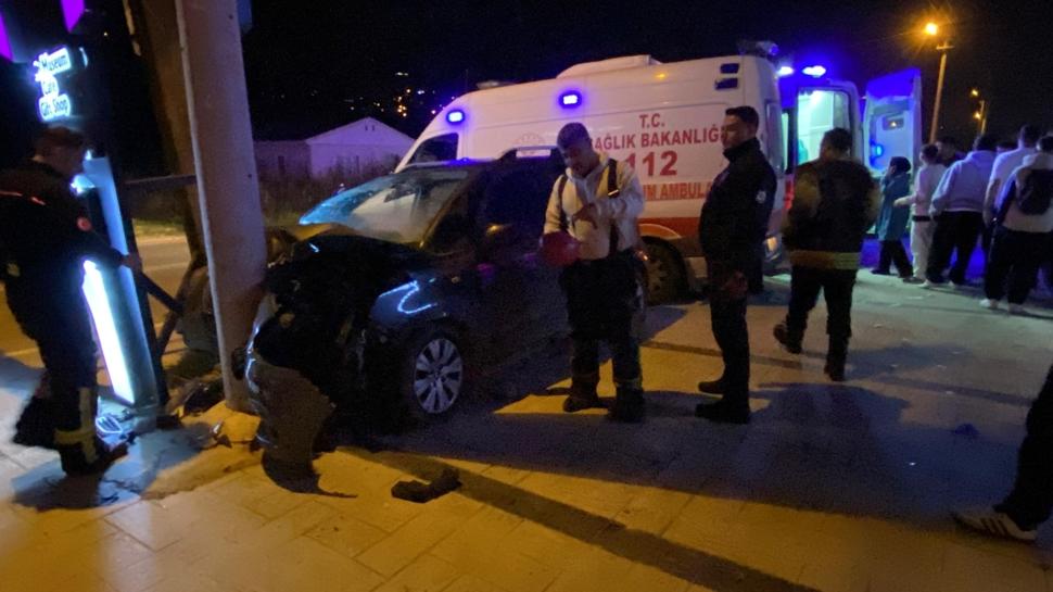 Bisikletliye çarpmamak için manevra yaptı: 5 kişi yaralandı