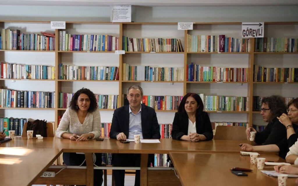 Среща на партията DEM с академици по въпросите на мира