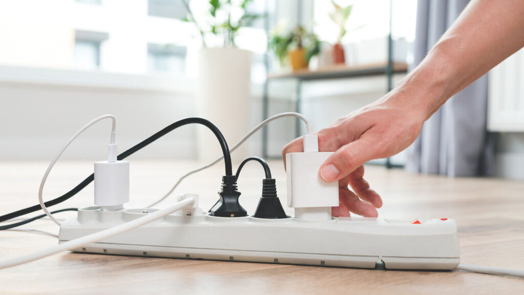 Невидима опасност: Устройства, които никога не трябва да включвате към удължител или многофункционален контакт