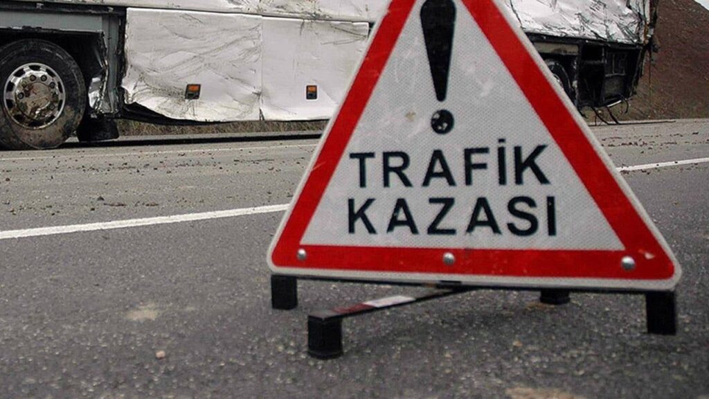 Hatay’da otomobil ile minibüs çarpıştı: 11 kişi yaralandı