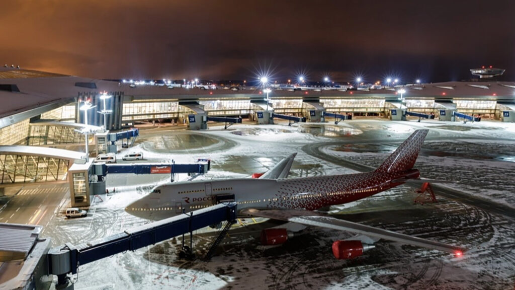 Полетите на две московски летища са преустановени заради нападение с дрон