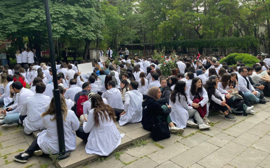 За кризата на идентичността на лекарите