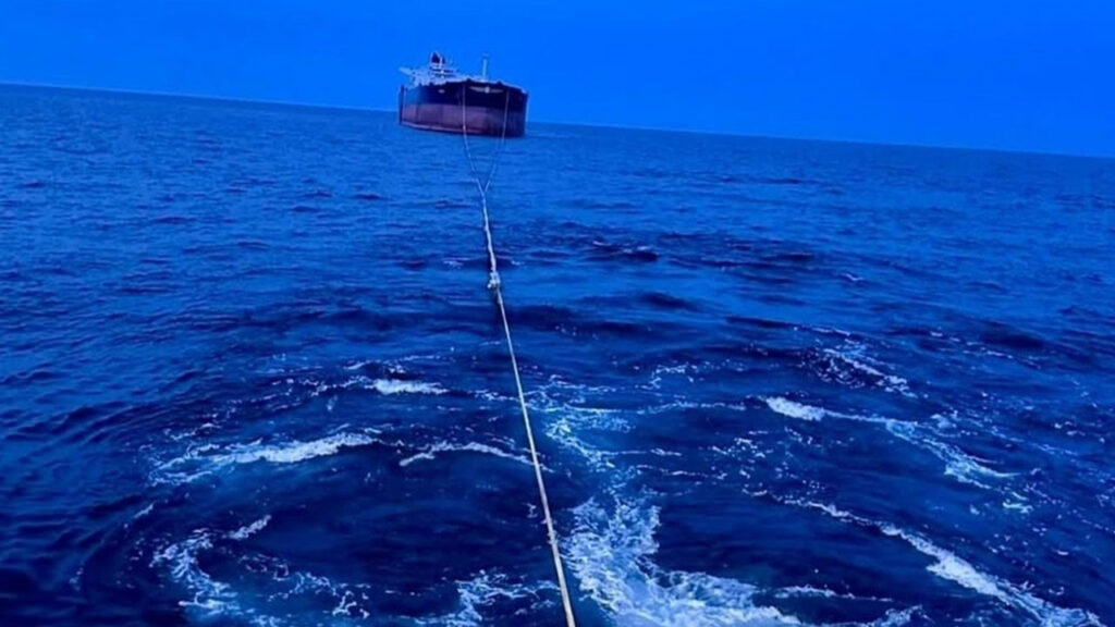 Kastamonu açıklarında isabet alan „Virat“ isimli gemi Türkeli’ye çekiliyor