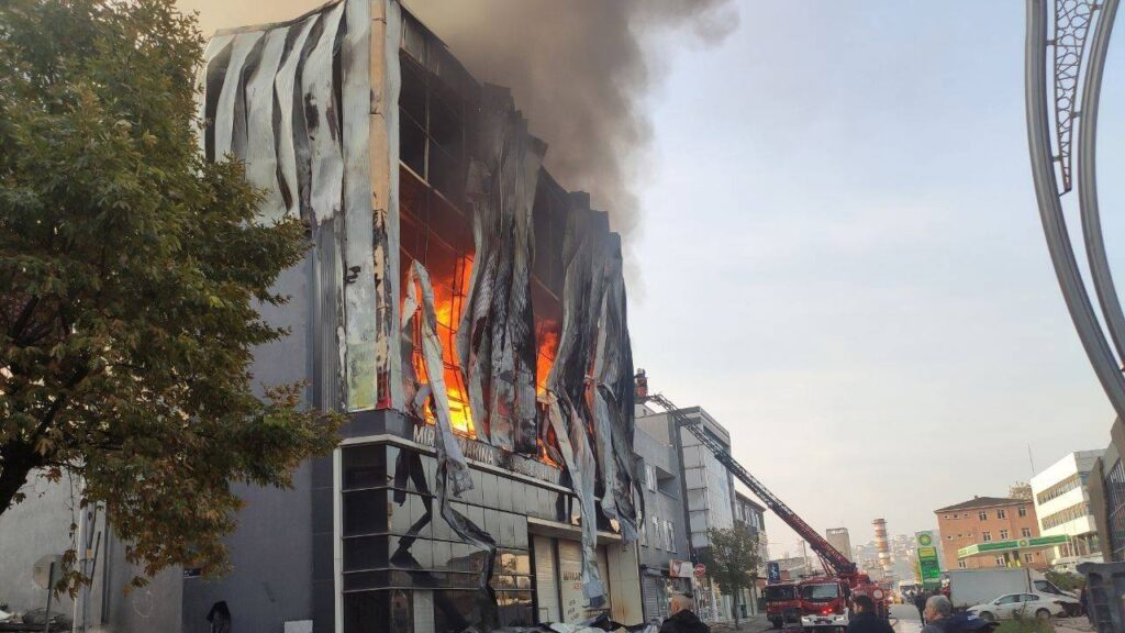 Kocaeli’deki yangında hayatını kaybedenler son yolculuğuna uğurlandı