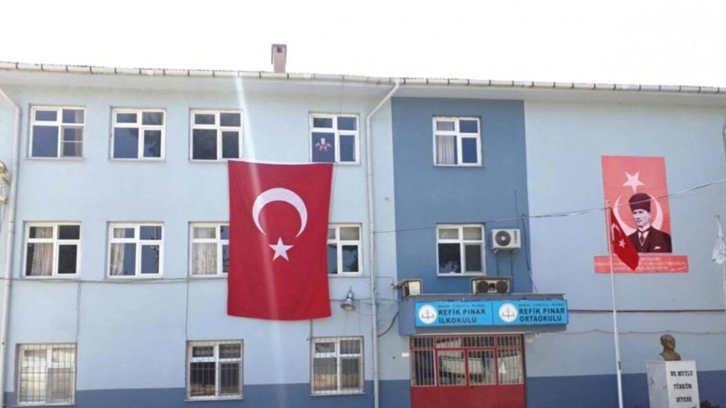 Директорът, който бутнал ученик с аутизъм по стълбите, ще се изправи пред съда на 5 декември