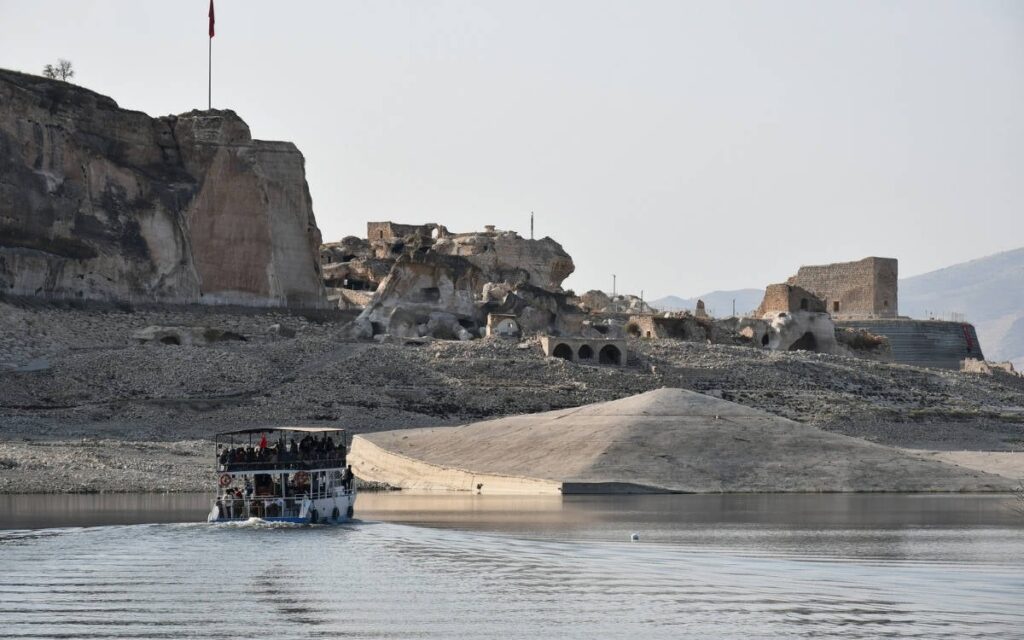 Sular altında bırakılan Hasankeyf’te ‘tekne turu’