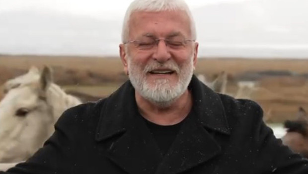 Изпълнителят Онур Акин е блъснат от кон по време на снимки на музикален клип