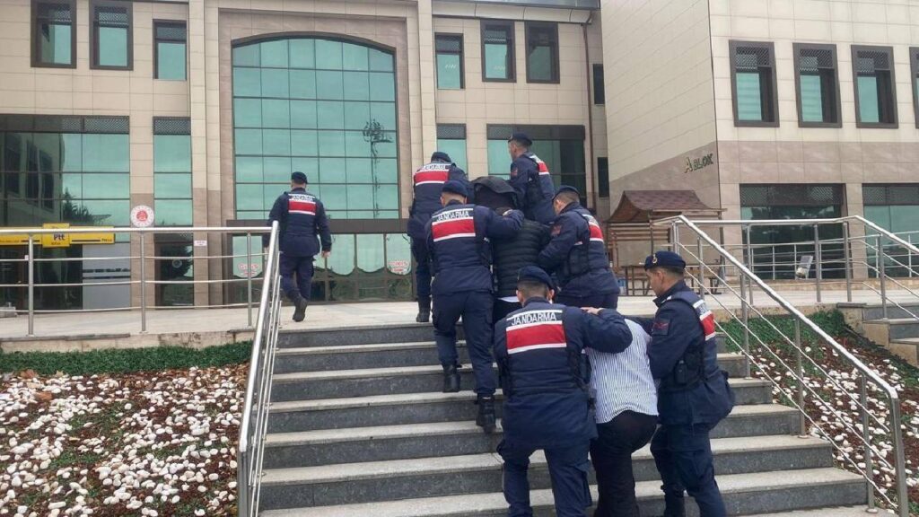 Двама души са арестувани за кражба на 920 килограма тиквени семки