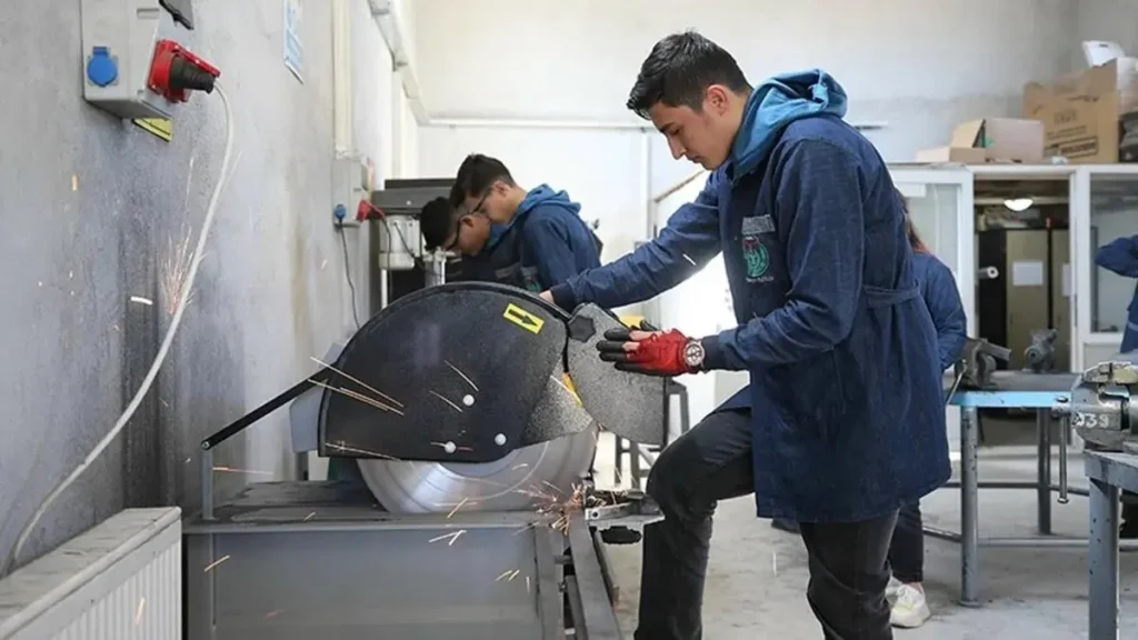 От вътрешността на MESEM: Не можем да ходим на училище, бият ни, трябва да работим