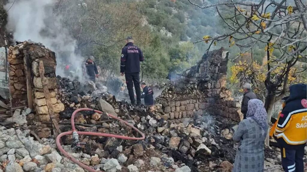 Горяща къща се срутва в Адана: Продължава издирването на жена с болестта на Алцхаймер