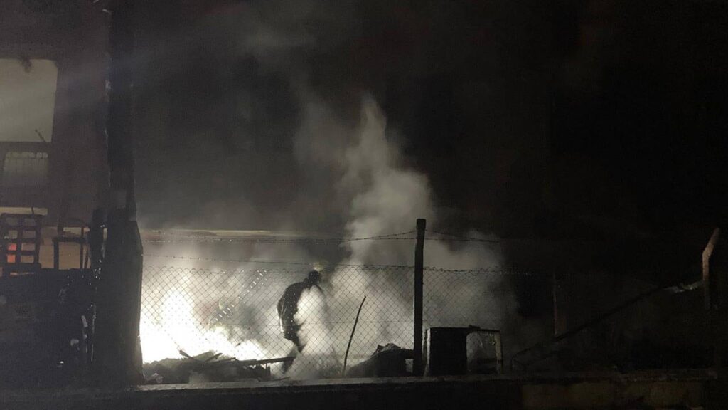 Пожар избухва в склад за скрап в Анкара и се разпространява в жилищен блок: 8 души са засегнати от дима