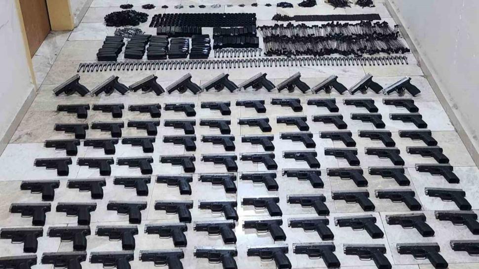 Това не е багажник, а арсенал: Иззети са десетки нерегистрирани пистолети