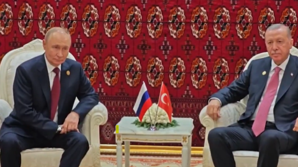 Президентът Ердоган и Путин се срещнаха в Туркменистан