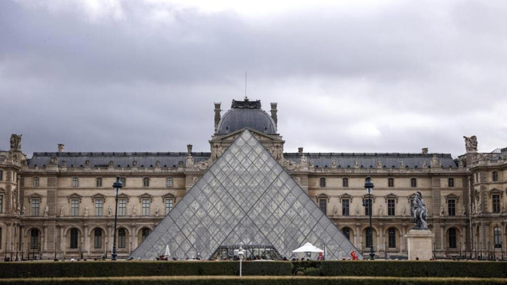 Теч на вода в музея Лувър: Повредени редки книги