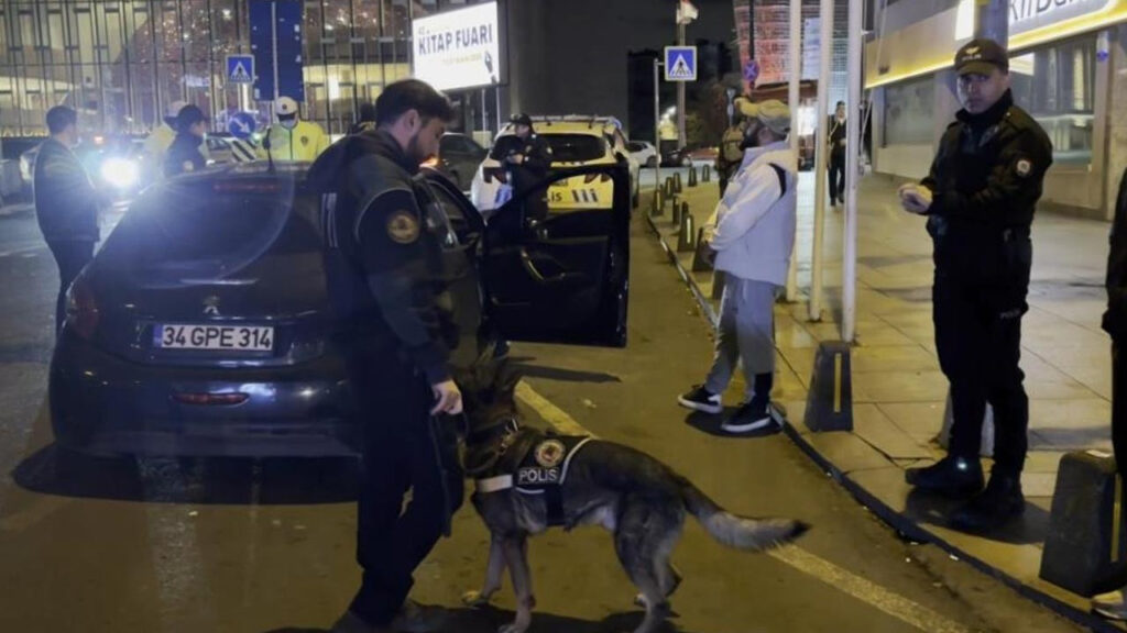 Налагане на „Peace Istanbul“ с помощта на хеликоптер в Истанбул