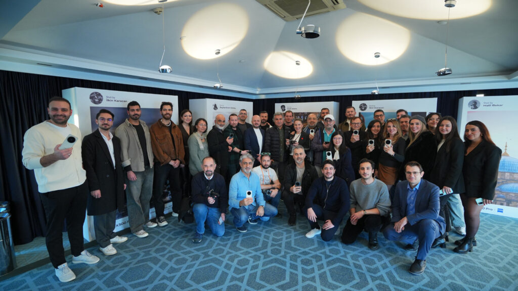 Членове на FOTON и независими фотографи правят преглед на работата на камерата на серията vivo X300