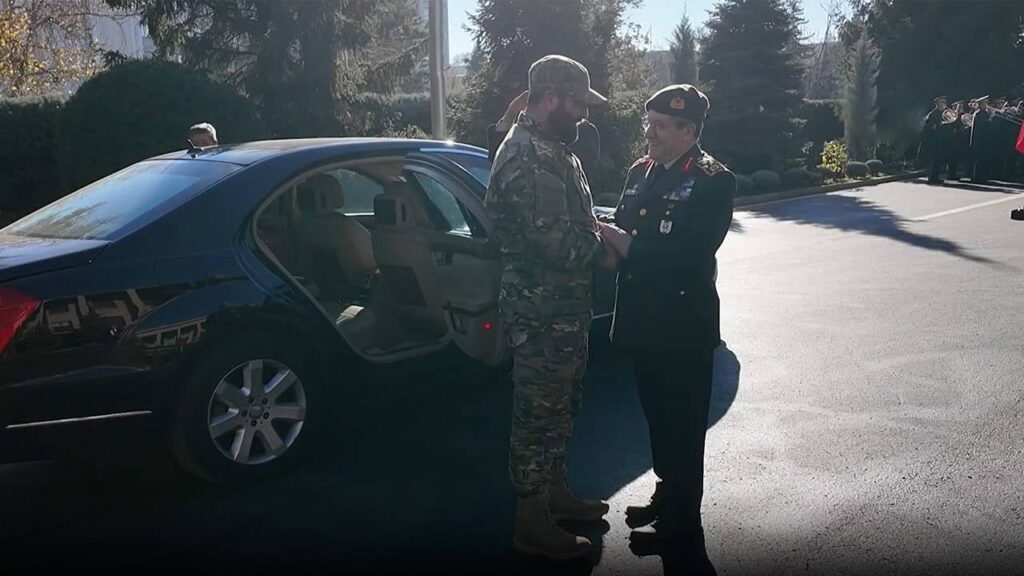 Geçici Suriye hükümetinin HTŞ’li Genelkurmay Başkanı Tümgeneral Na’san ile beraberindeki heyet törenle karşılandı