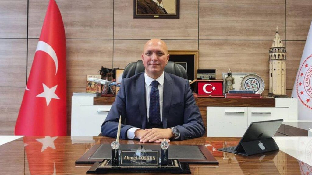 İlçe Milli Eğitim Müdürü yemekhanede yesin diye öğrenciler aralık ayında bahçede yemek yedi