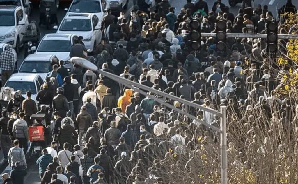 İran’da „geçim krizi“ işçi, esnaf ve öğrencileri eyleme geçirdi