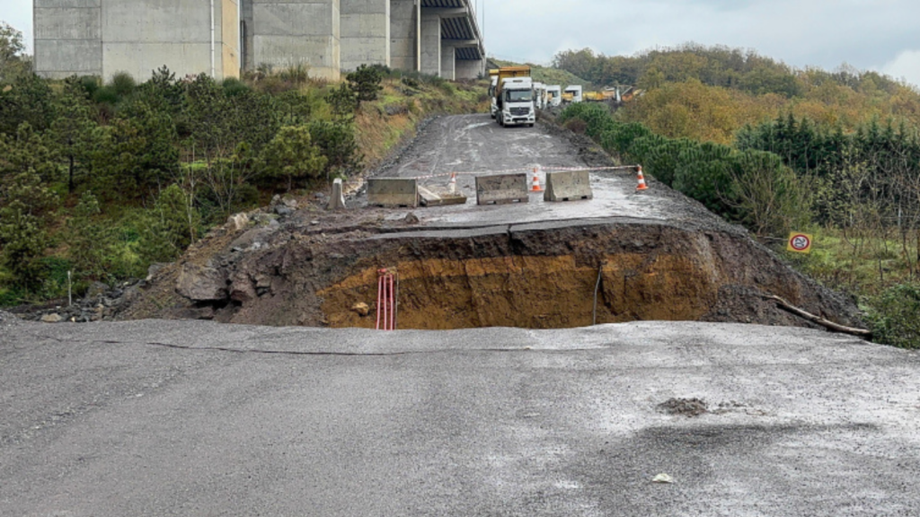 İstanbul’da sağanak yağış: Sarıyer’de yol çöktü, iki araç dereye düştü