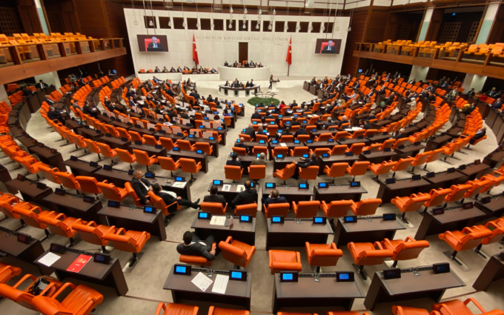 „Парламентът се превърна в сцена на престъпление за деца“