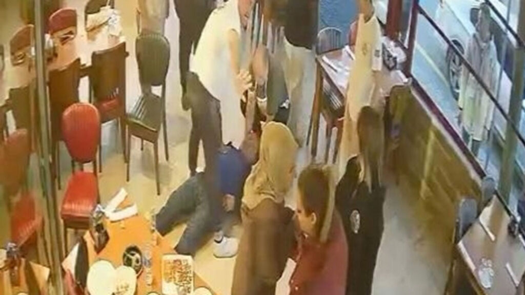 Моменти, в които производител на пита реанимира клиента си със сърдечен масаж на камера