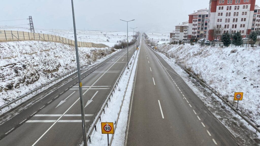 Şanlıurfa’da kara yolları ile otoyol, tır ve kamyon geçişlerine kapatıldı