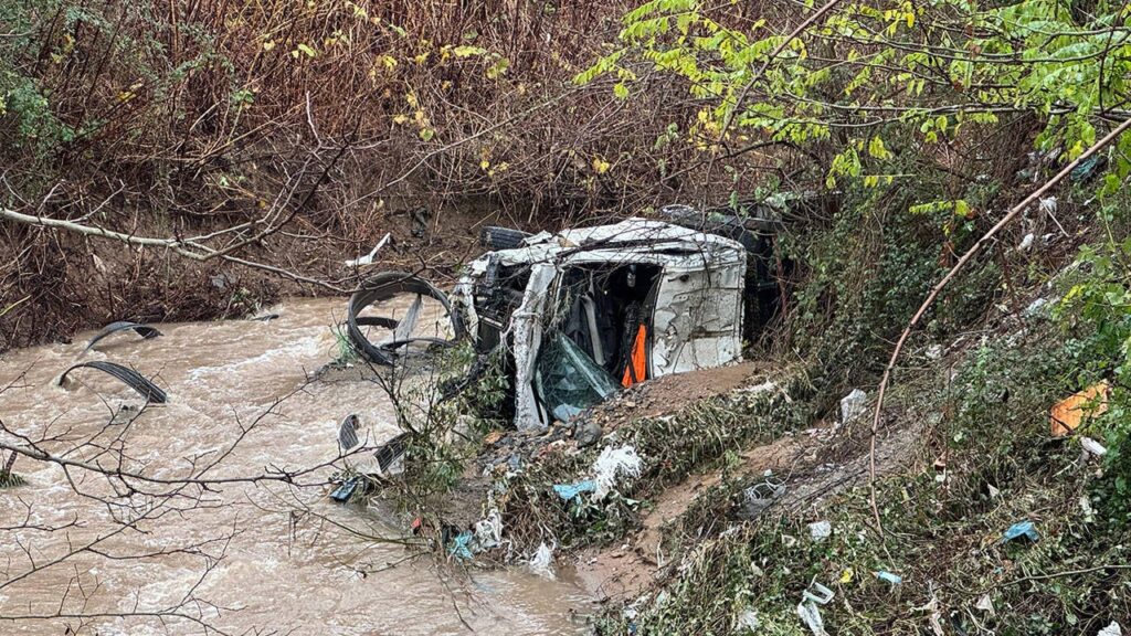 Sarıyer’de yol çöktü: Pikap ile kamyonet dereye düştü
