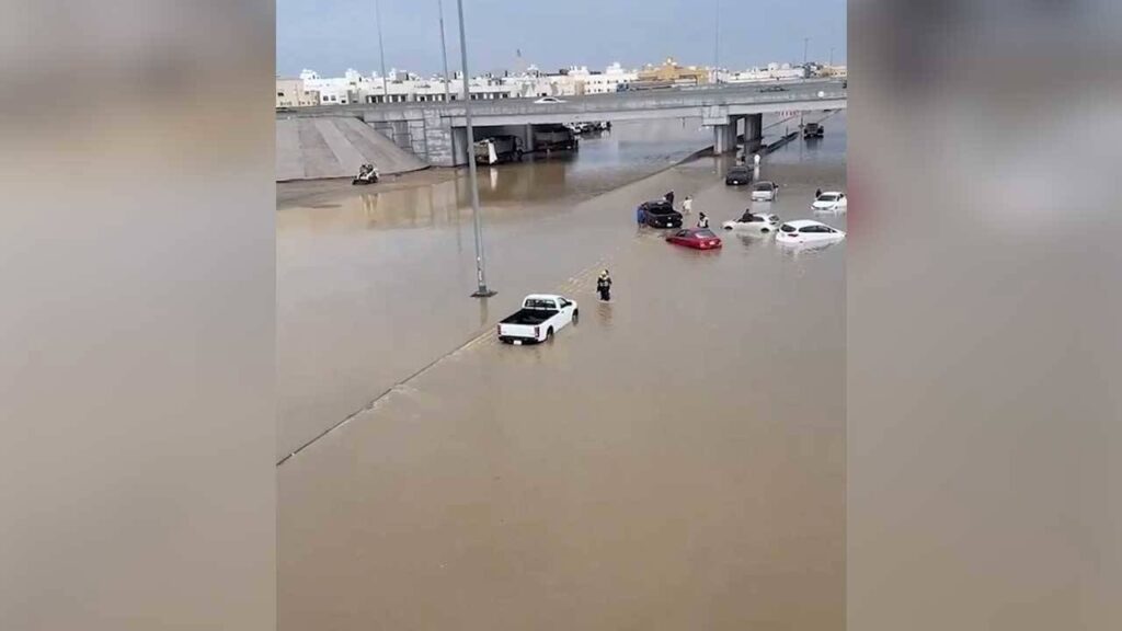 Проливни дъждове предизвикват наводнения в Саудитска Арабия
